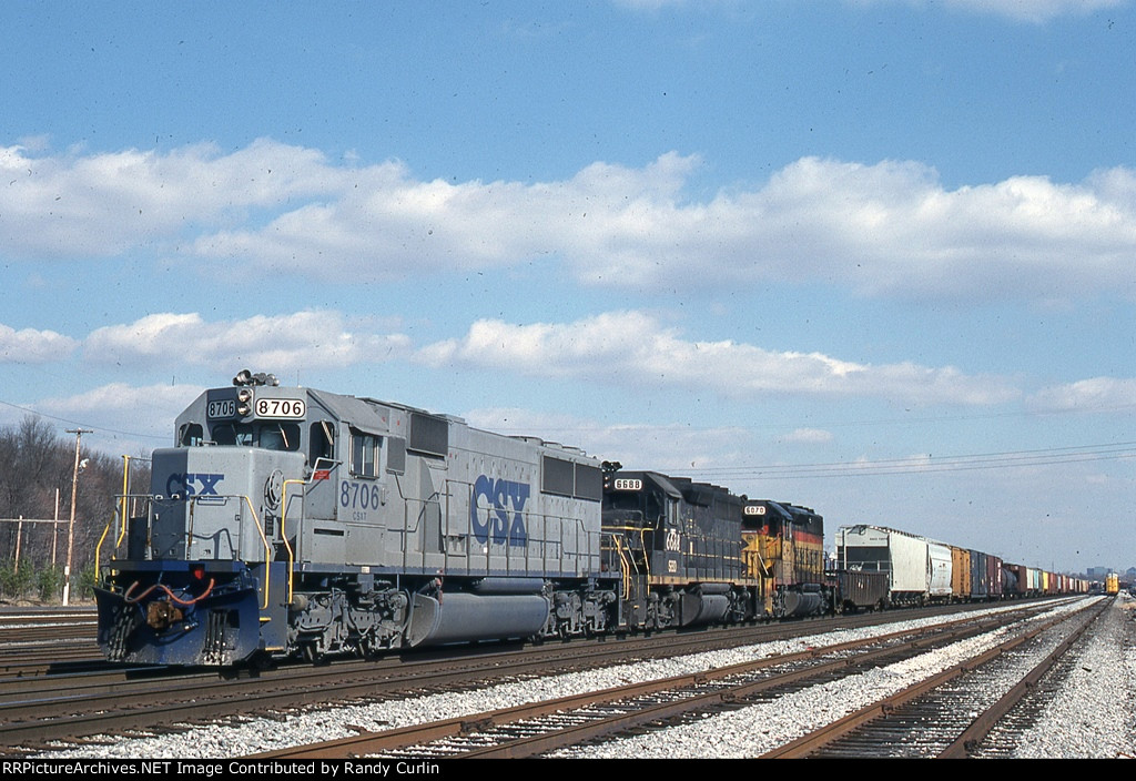 CSX 8706 on R377